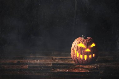 Koyu arka plan üzerinde korkunç Cadılar Bayramı Balkabağı