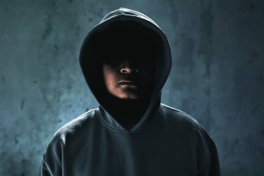 Kapüşonlu hackerın yakın çekimi.