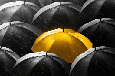 Parlak altın bir şemsiye Kalabalığın içinde