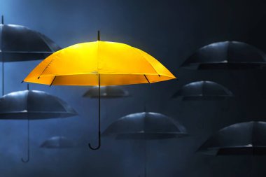 Parlayan altın şemsiye kalabalıkta uçuyor.