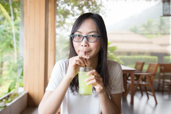 Mujer beber agua de un vaso. —  Fotos de Stock