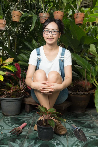 Junge Frau beim Gärtnern in der Natur. — Stockfoto