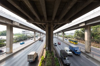 Köprünün altında araba trafik