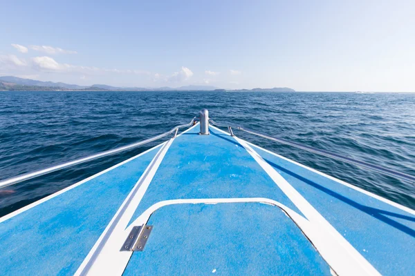 Voorkant van de boot in de zee — Stockfoto