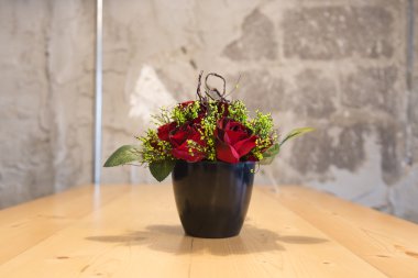 Çiçek saksısı masada.