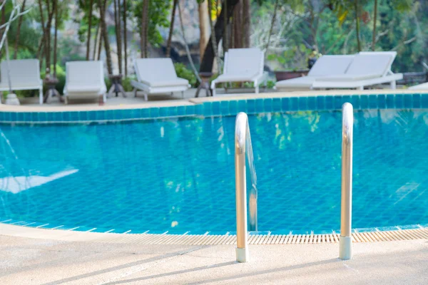 Escadas na piscina — Fotografia de Stock