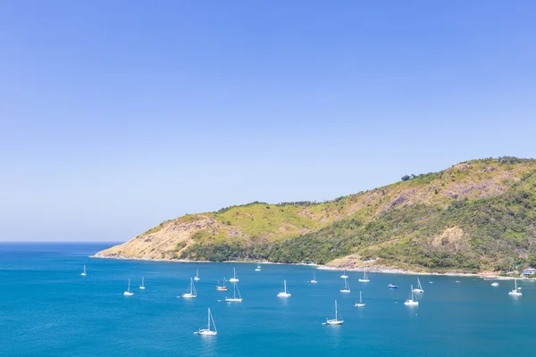 Voiliers amarrés dans la mer . — Photo