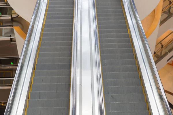 Escaleras mecánicas en un centro comercial —  Fotos de Stock