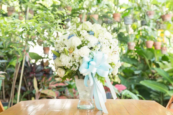 Ramo de flores en una olla — Foto de Stock