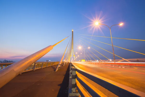 Yol ve köprü akşam — Stok fotoğraf