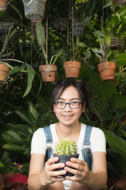 Bir kaktüs tutan kadın