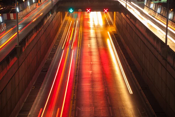 Verkeerslichten van auto's op de weg. — Stockfoto