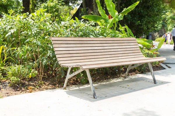 Houten bankje in de tuin — Stockfoto