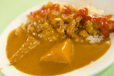 pirinç ve köri tavuk