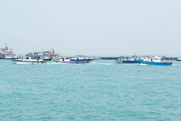 Vissersboten in de zee — Stockfoto