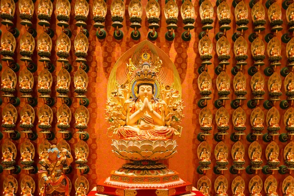 Singapore - 10. April 2016: Innenraum des Buddha — Stockfoto