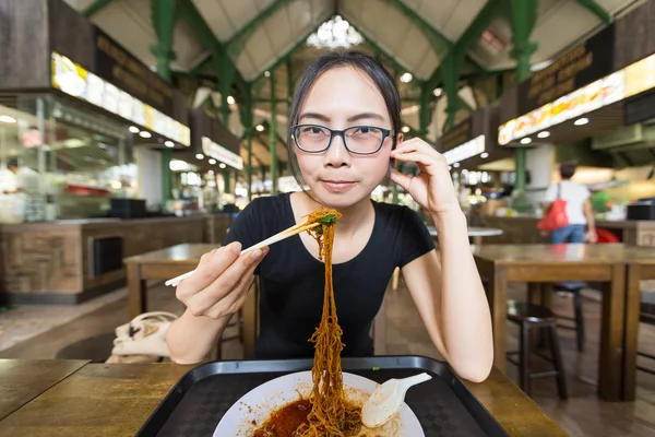 Frau isst Nudeln — Stockfoto