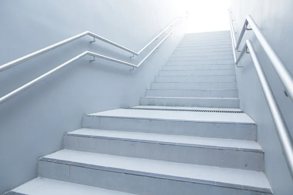 Merdivenlerden yukarı yürümek — Stok fotoğraf