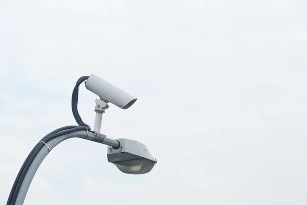 빛 기둥에 Cctv 카메라. — 스톡 사진