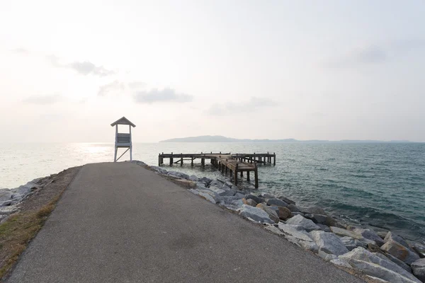 Faro in legno vicino al mare — Foto Stock