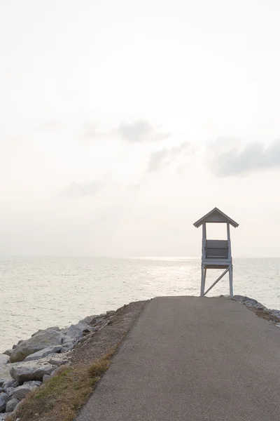 Faro in legno vicino al mare — Foto Stock