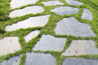 Parktaki taş geçit.