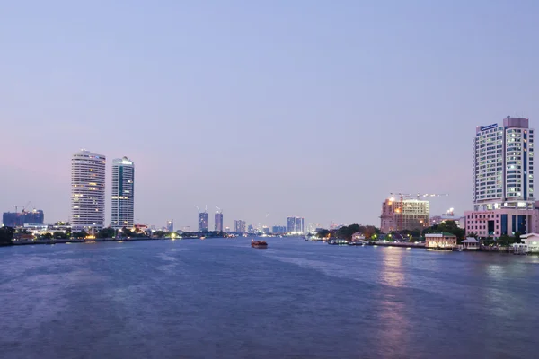 Město Bangkok a řeku večer — Stock fotografie