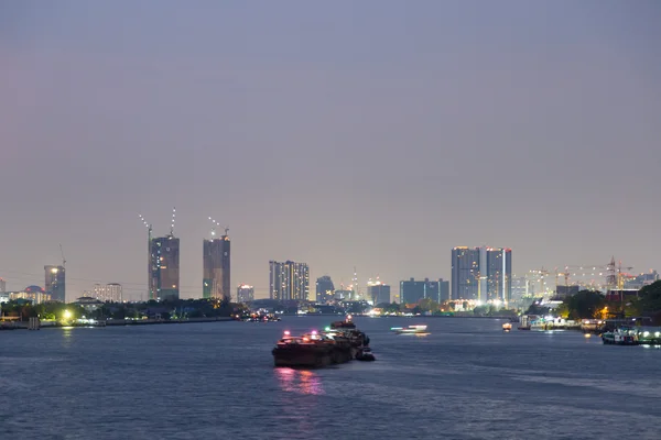 Město Bangkok a řeku večer — Stock fotografie