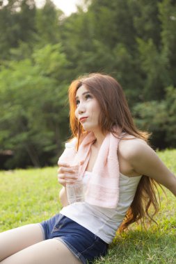 egzersiz sonrası dinlenme oturan kadın.