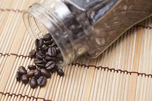 ボトルからこぼれたコーヒー豆 — ストック写真