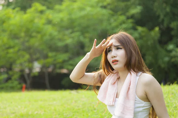 Mujer sentada descansando después del ejercicio —  Fotos de Stock