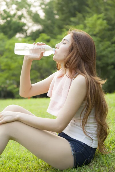 Woman sit and drink after exercise. — Stock Photo, Image