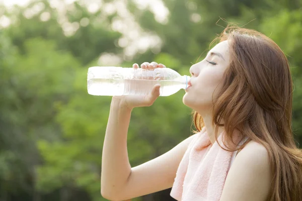 Woman sit and drink after exercise. — Stock Photo, Image