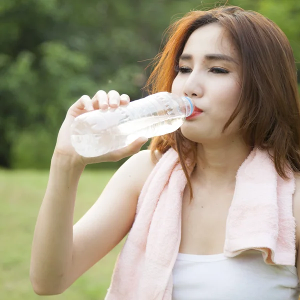 Mujer de pie rompe el agua durante el ejercicio . —  Fotos de Stock