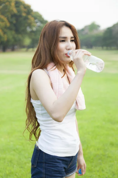 Mujer de pie descanso después de trotar . — Foto de Stock