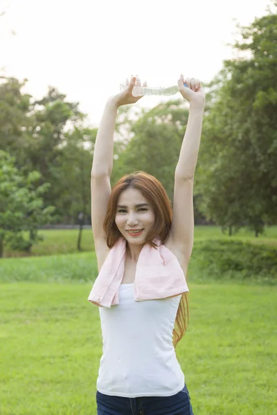 Aquecimento da mulher antes do exercício . — Fotografia de Stock