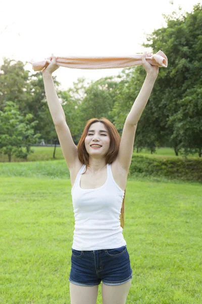 Frau wärmt sich vor Sport auf. — Stockfoto