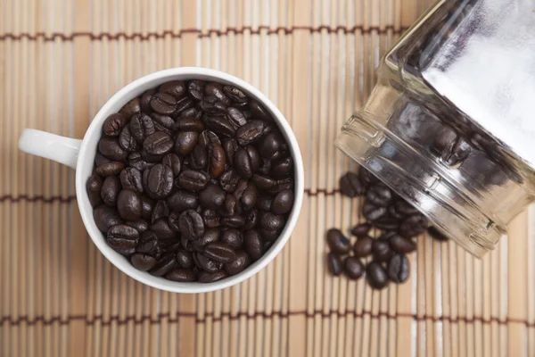 Rostade kaffebönor i glas och flaska. — Stockfoto