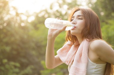kadın sit ve egzersiz sonrası içki.