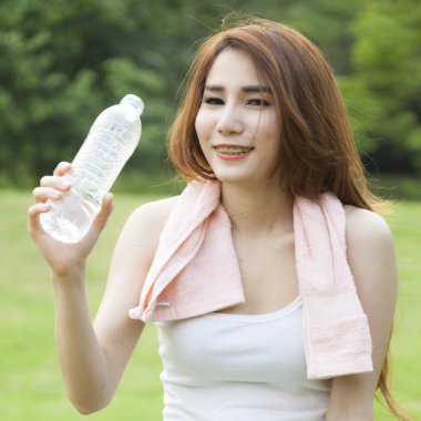 kadın ayakta su egzersiz sırasında tatili.