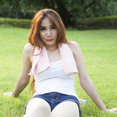 sonra Koşu oturan kadın.