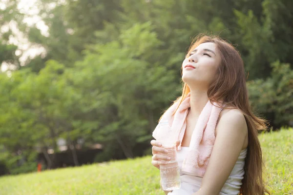 Mujer sentada descansando después del ejercicio . — Foto de Stock