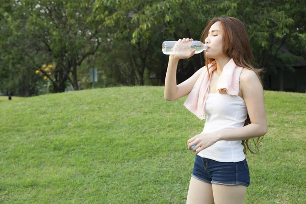 Femme debout pauses d'eau pendant l'exercice . — Photo