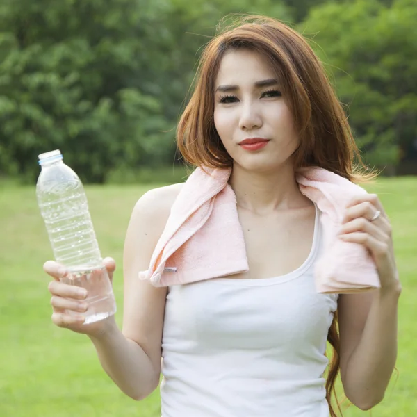 Mujer de pie rompe el agua durante el ejercicio . —  Fotos de Stock