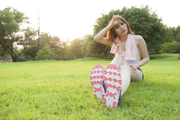 Femme Assis après le jogging . — Photo