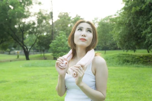 Mujer de pie descanso después de trotar . —  Fotos de Stock