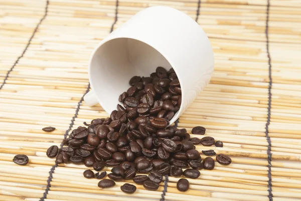 コーヒー豆と白いコーヒー カップ. — ストック写真