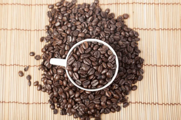 Kaffebönor i kaffekopp — Stockfoto
