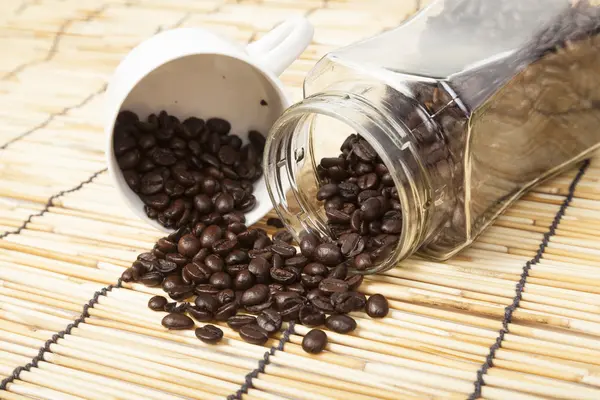 Granos de café en un frasco . —  Fotos de Stock