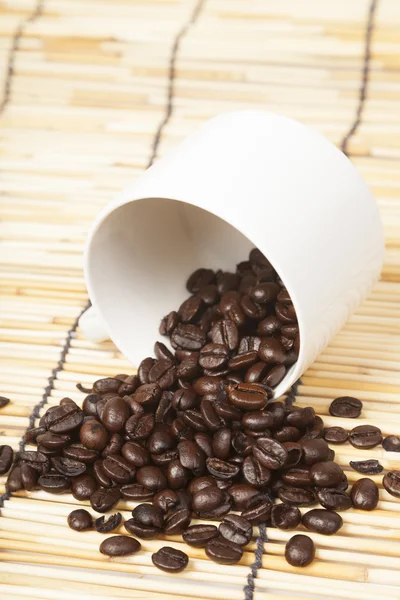 Taza de café blanco con granos de café . —  Fotos de Stock